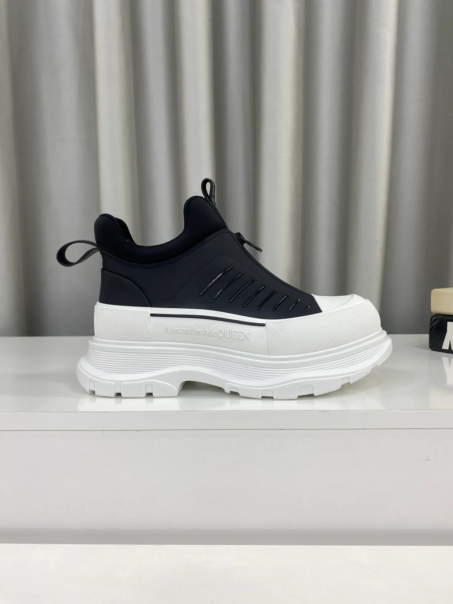 👟👟Ex-factory price 660👟👟Men's size +10 🔺Mc Queen 🔺Alexander McQueen's latest model, thick-soled front zipper dad shoes🌈 The designer has a bold idea and combines the trend of the times with the perfect design. It is super comfortable and versatile, with a new dad-style design and a multi-craft spliced ​​outsole. It is perfect. Many celebrities and Internet celebrities endorse it. 🔥Material: Original custom-made first-layer cowhide for the upper. Inside: Cali sheepskin feet. Outsole: Original TPU multi-layer combination outsole, •┈┈┈┈┈┈★┈┈┈┈┈┈┈• Size: Women’s 35～39 (34, 40, customization is non-returnable) Men’s 39～44 (38, 45, customization is not returnable) Full set of counter original packaging